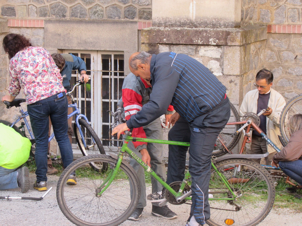 Atelier de réparation vélo avec l’association Varlin Pont Neuf