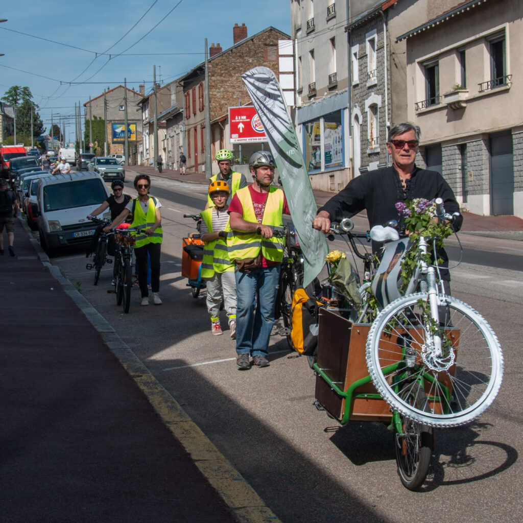 Convois de cyclistes se rendant à pied sur le lieu de la Cérémonie, avenue du Général Leclerc.