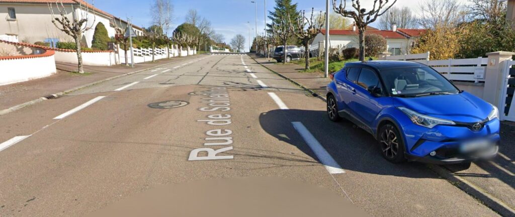 Streetview rue de Schleital à Couzeix : 2 bandes cyclables dans une grosse pente. Une voiture est stationnée sur la bande et le trottoir.